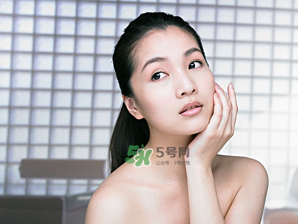 外油內(nèi)干的皮膚怎么護理 先補水還是先控油 外油內(nèi)干的皮膚怎么護理 先補水還是先控油