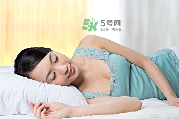 外油內(nèi)干的皮膚怎么護理 先補水還是先控油 外油內(nèi)干的皮膚怎么護理 先補水還是先控油