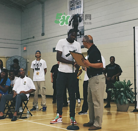 杜蘭特回家鄉(xiāng)穿的鞋子是什么牌子_哪個(gè)型號(hào)_多少錢(qián)_什么時(shí)候發(fā)售？