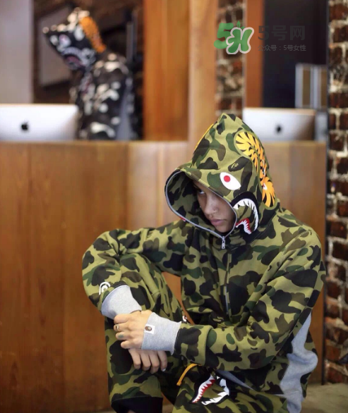 a bathing ape彩色鯊魚衛(wèi)衣多少錢？bape彩色迷彩鯊魚外套價(jià)格