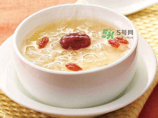 燕窩和銀耳的功效一樣嗎？燕窩和銀耳的區(qū)別？