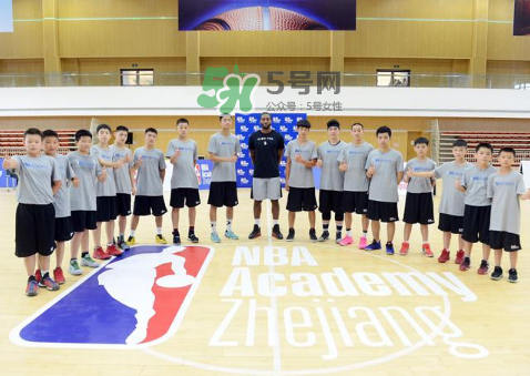 科懷倫納德中國行穿的球鞋是什么牌子？科懷倫納德中國行同款鞋子