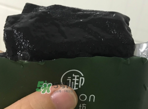 御泥坊水潤(rùn)茶萃微囊黑面膜怎么用？