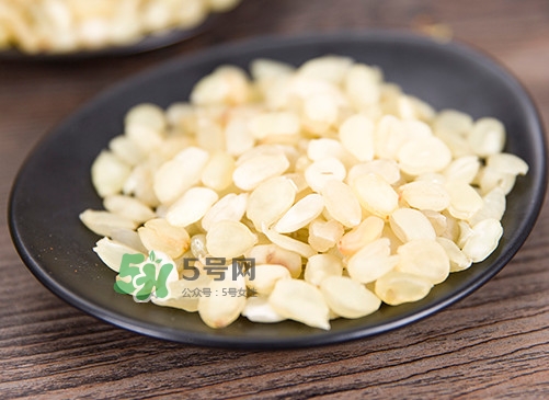 皂角米可以用熱水泡嗎？皂角米用冷水泡好還是熱水泡好