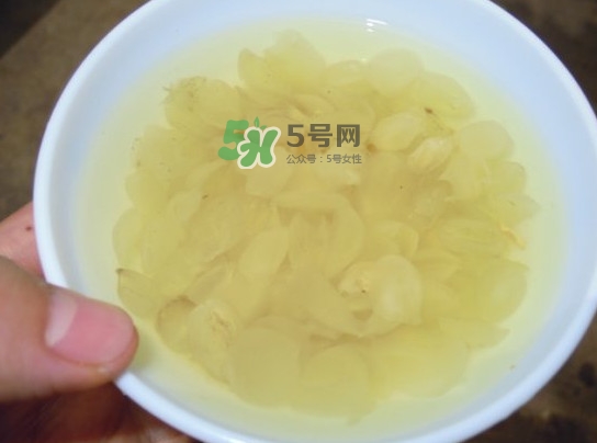 皂角米可以用熱水泡嗎？皂角米用冷水泡好還是熱水泡好