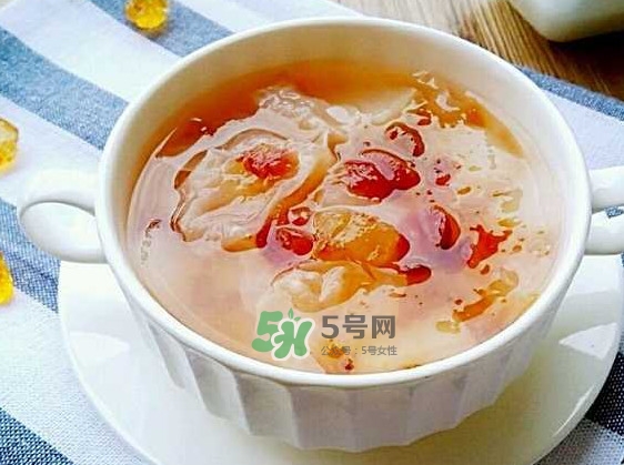 煮桃膠放冰糖還是紅糖？桃膠放鍋里要煮多久能吃