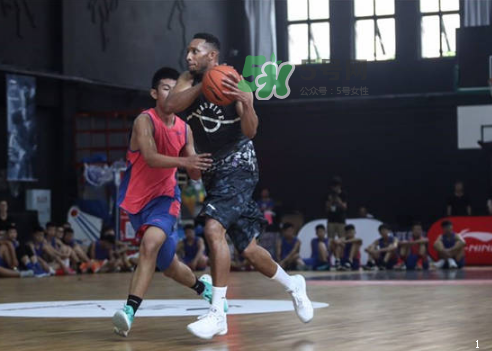 2017埃文特納中國(guó)行上腳穿的球鞋是什么牌子_哪個(gè)型號(hào)？