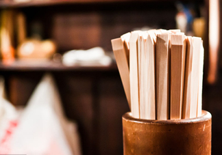 木筷子半年不換會(huì)致癌？用什么筷子最健康