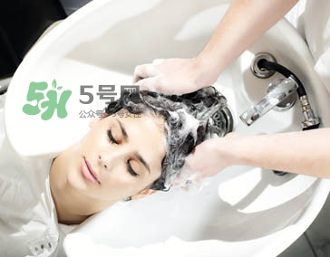 孕期洗頭能用吹風機嗎？孕期洗頭姿勢