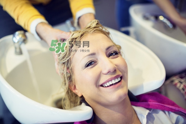 孕期洗頭能用吹風機嗎？孕期洗頭姿勢