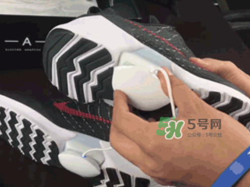 nike hyperadapt 1.0怎么充電？耐克自動系鞋帶鞋要充電嗎？