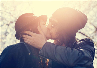 不說(shuō)話只接5次吻會(huì)相愛(ài)嗎？陌生男女只接5次吻就會(huì)相愛(ài)嗎？