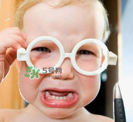 寶寶看電視對(duì)眼睛有影響嗎？寶寶看電視會(huì)近視眼嗎？