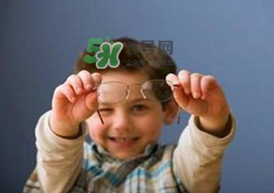 寶寶愛看電視怎么辦？寶寶愛看電視對(duì)眼睛有影響嗎？