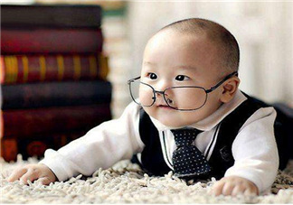 寶寶多大可以看電視？寶寶能看電視嗎？