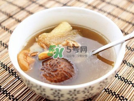 松茸煲排骨怎么做？松茸燉排骨有什么功效