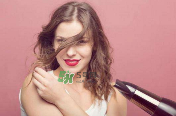 頭發(fā)出油是什么原因？頭發(fā)出油怎么辦？