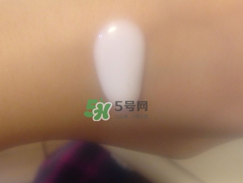 olay玉蘭油小白瓶小綠瓶哪個(gè)好？olay小白瓶小綠瓶區(qū)別