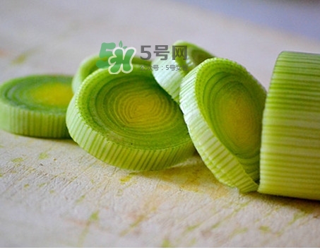 大蔥怎么切不辣眼睛？大蔥怎么做好吃