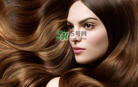 頭發(fā)出油是什么原因？頭發(fā)出油怎么辦？