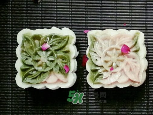 冰皮月餅皮太黏怎么辦？冰皮月餅粘手怎么回事？