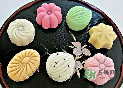 冰皮月餅和廣式月餅的區(qū)別 冰皮月餅和蘇式月餅的區(qū)別 冰皮月餅和廣式月餅的區(qū)別 冰皮月餅和蘇式月餅的區(qū)別