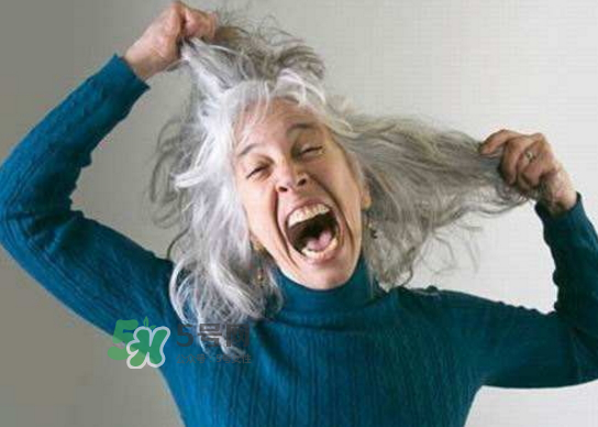 頭發(fā)白是什么原因引起的？頭發(fā)白吃什么能變黑？