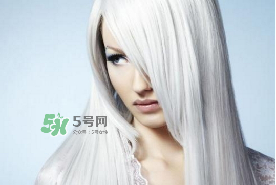 頭發(fā)白是什么原因引起的？頭發(fā)白吃什么能變黑？