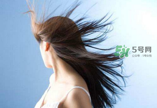 頭發(fā)白是什么原因引起的？頭發(fā)白吃什么能變黑？