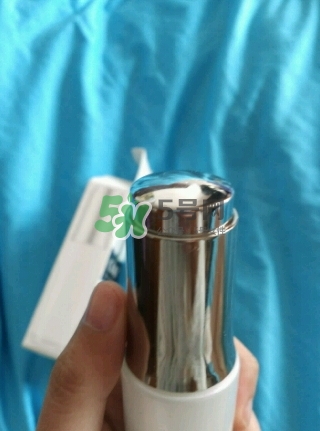 olay淡斑小白瓶和olay光感小白瓶哪個好？