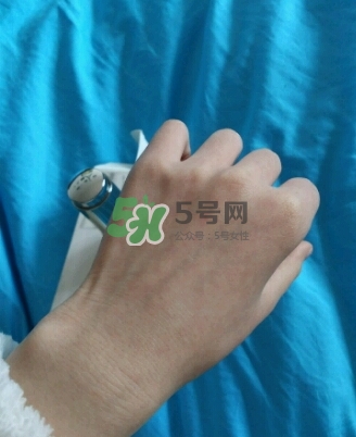 olay淡斑小白瓶和olay光感小白瓶哪個好？