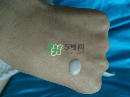 olay淡斑小白瓶和olay光感小白瓶哪個好？