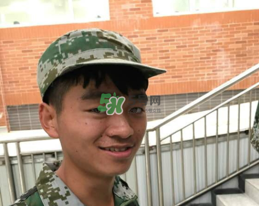 神似王寶強(qiáng)大一新生是誰？神似王寶強(qiáng)大一新生叫什么名字？