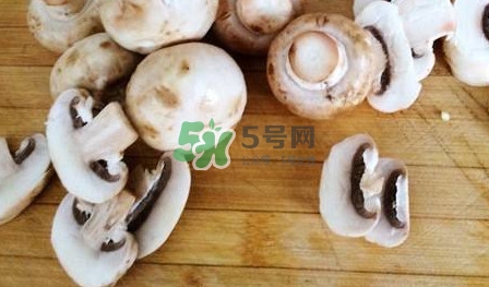 口蘑里面是黑色正常嗎？口蘑需要焯水嗎