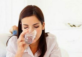 喝水就想小便是什么原因？喝水尿頻怎么辦？