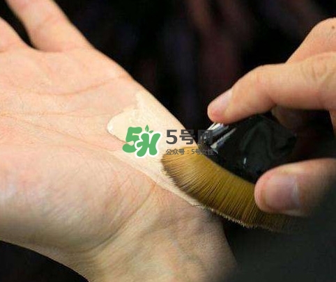 植村秀55號粉底刷好用嗎？植村秀55零刷痕粉底刷怎么用