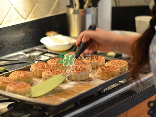 烤月餅用錫紙還是油紙？烤月餅是不是一定要墊錫紙？