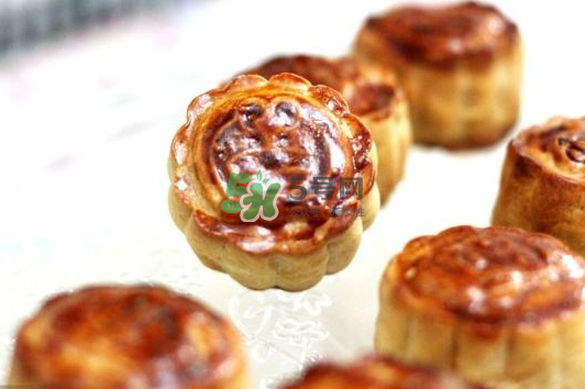 月餅烤裂了什么原因？月餅烤的時(shí)候?yàn)槭裁磿?huì)變形？