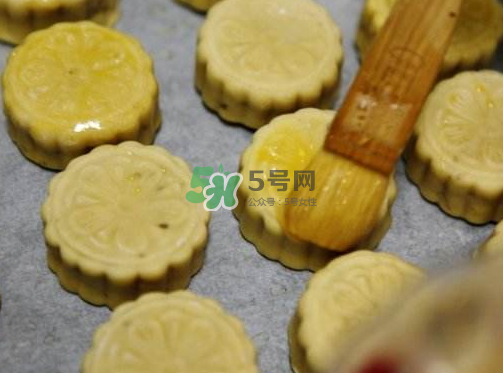 烤月餅刷蛋液還是蛋黃？月餅刷蛋液是全蛋液嗎？
