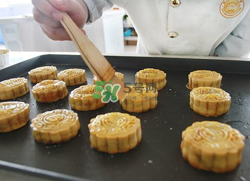 烤月餅刷蛋液還是蛋黃？月餅刷蛋液是全蛋液嗎？