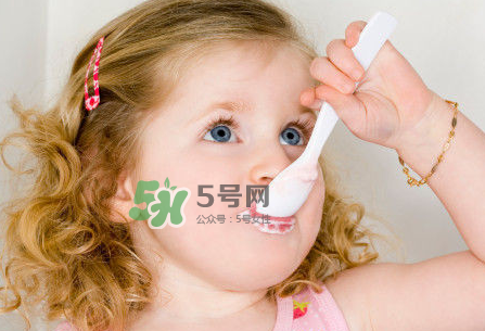 一歲后的寶寶如何喂養(yǎng)？寶寶喝牛奶好嗎？