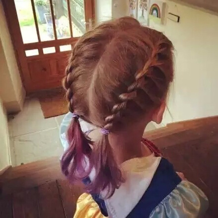 不要再為女兒扎羊角辮了 女孩好看的發(fā)型怎么扎？