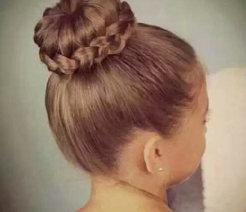 不要再為女兒扎羊角辮了 女孩好看的發(fā)型怎么扎？