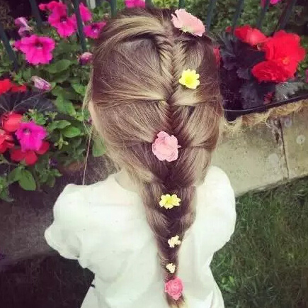 不要再為女兒扎羊角辮了 女孩好看的發(fā)型怎么扎？