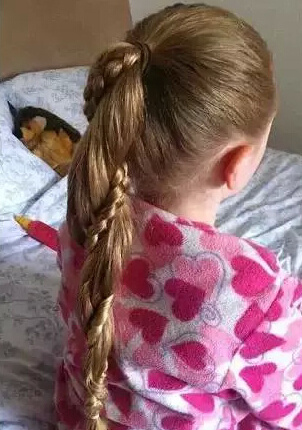 不要再為女兒扎羊角辮了 女孩好看的發(fā)型怎么扎？