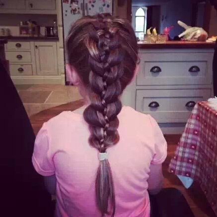 不要再為女兒扎羊角辮了 女孩好看的發(fā)型怎么扎？