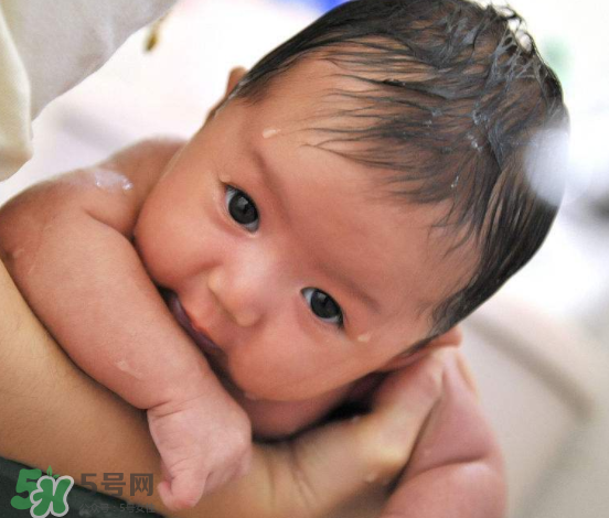 秋天嬰兒幾天洗一次澡？秋天嬰兒洗幾次澡？