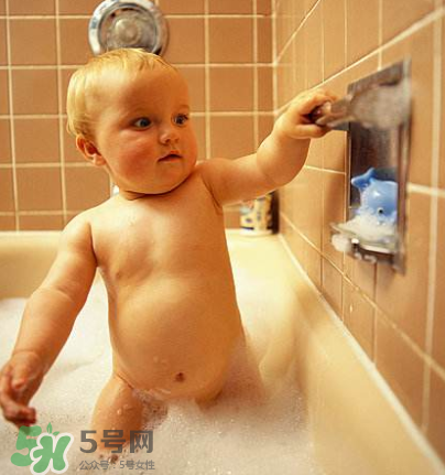 秋天嬰兒幾天洗一次澡？秋天嬰兒洗幾次澡？