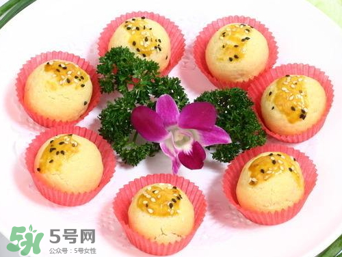 為什么蛋黃酥的皮很硬？蛋黃酥油皮太硬怎么辦？