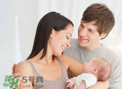 抱新生兒可以晃動(dòng)嗎？抱新生兒的正確方法圖